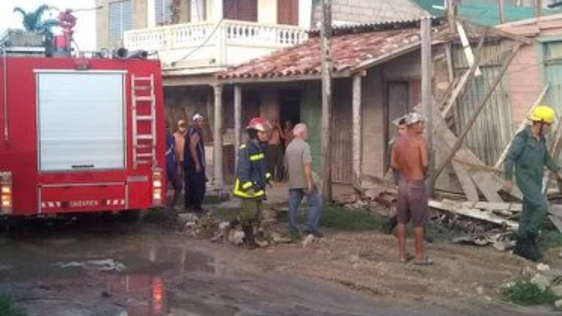 Bomberos asisten a los pobladores luego del derrumbe